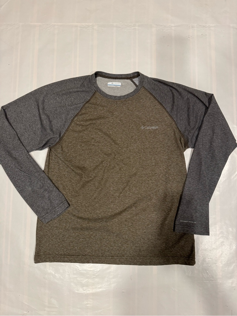 Men’s Columbia Longsleeve Shirt - Gray/Blue Sleeves - Medium